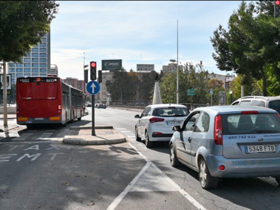 Imagen autobús circulando por ciudad entre el tráfico de los coches