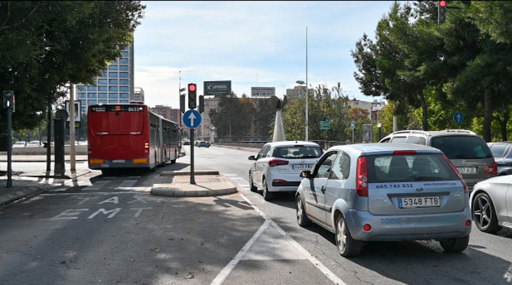 Imagen autobús circulando por ciudad entre el tráfico de los coches