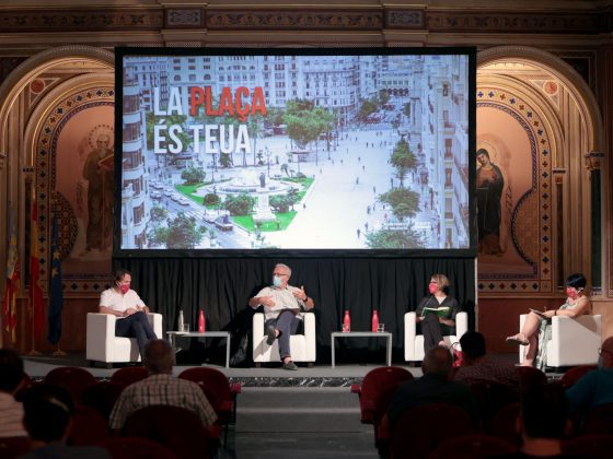 Imagen de la charla sobre la jornada de debate del futuro sostenible de nuestras ciudades, organizada por la Empresa Municipal de Transportes (EMT)