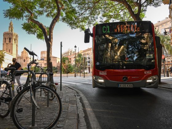 Imagen del autobús linea C1 circulando por el centro histórico de Valencia