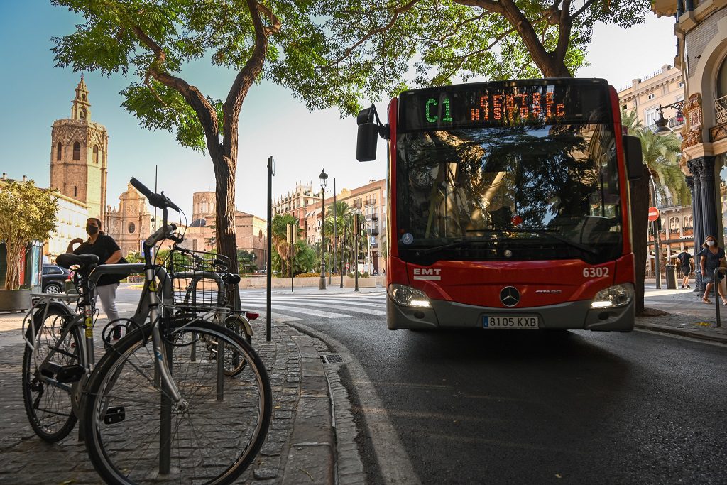 Imagen del autobús linea C1 circulando por el centro histórico de Valencia