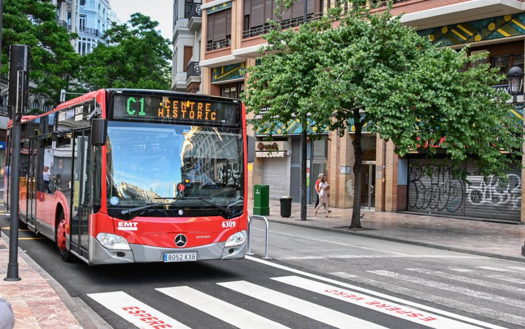 Imagen de un autobus de la línea C1 Centre Historic circulando por la ciudad
