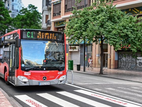 Imagen de un autobus de la línea C1 Centre Historic circulando por la ciudad