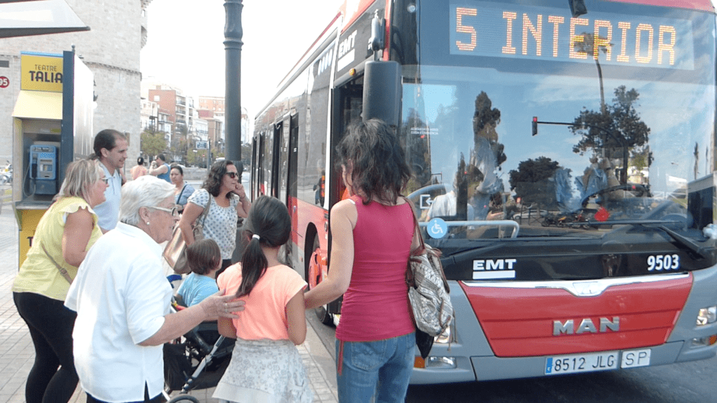 Imagen de un autobús de la linea 5 con usuarios esperando para subir