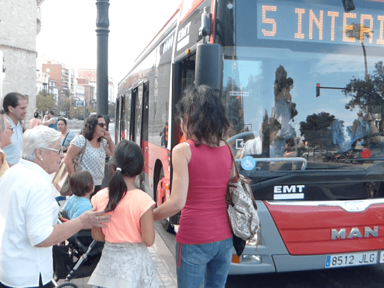Imagen de un autobús de la linea 5 con usuarios esperando para subir