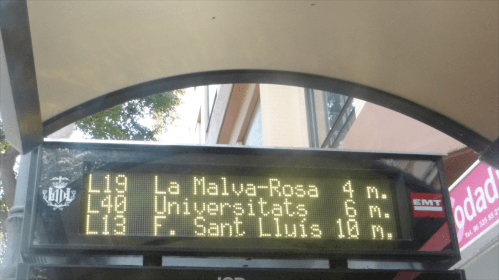 Imagen del estado de las lineas L19, L40 y L13 en la pantalla de una marquesina