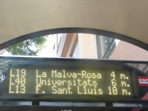 Imagen del estado de las lineas L19, L40 y L13 en la pantalla de una marquesina