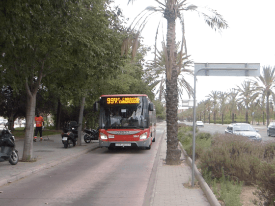 Imagen de un autobus de la linea 99 circulando por las calles de Valencia