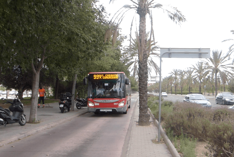 Imagen de un autobus de la linea 99 circulando por las calles de Valencia