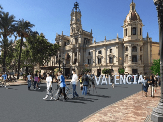 Imagen de ciudadanos paseando por Valencia