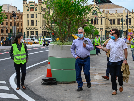 Imagen del alcalde Joan Rib y la vice-alcaldesa Sandra G mez con Giuseppe Grezzi paseando por el centro de la ciudad