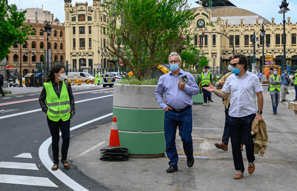 Imagen del alcalde Joan Rib y la vice-alcaldesa Sandra G mez con Giuseppe Grezzi paseando por el centro de la ciudad