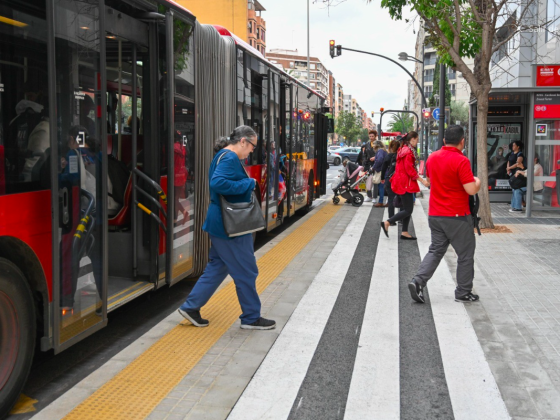 Imagen de varios viajeros bajando de un autobús