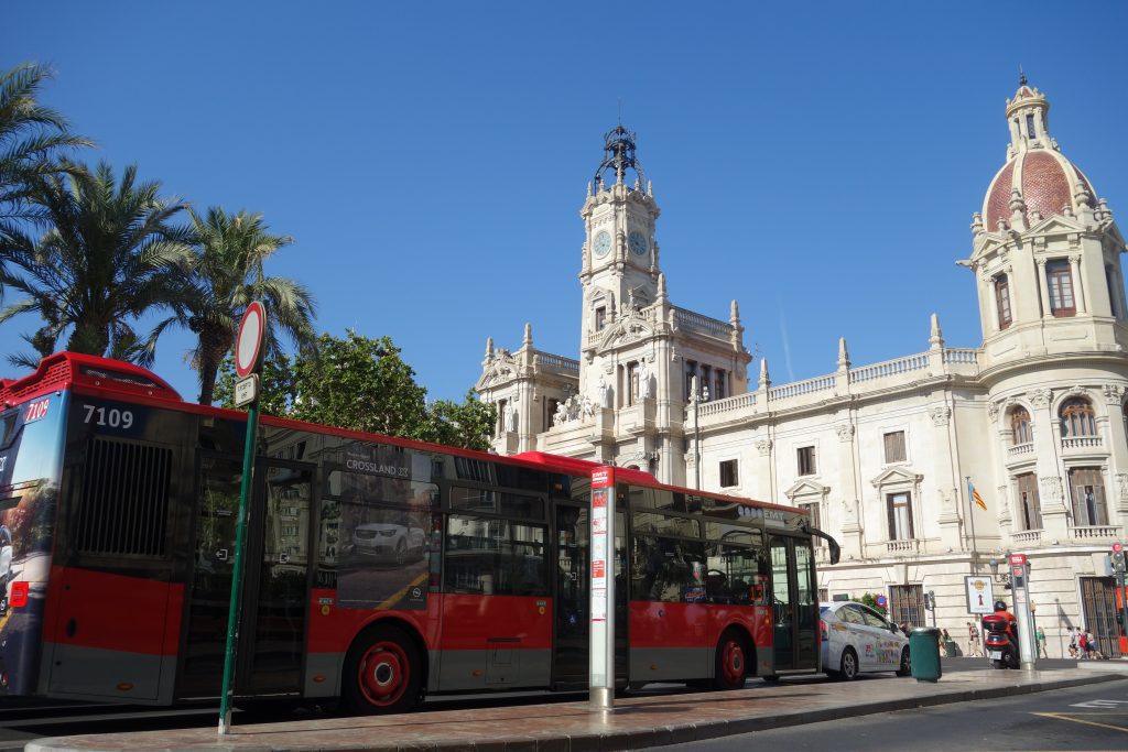 Imagen de un autobús en una parada en el centro de la ciudad