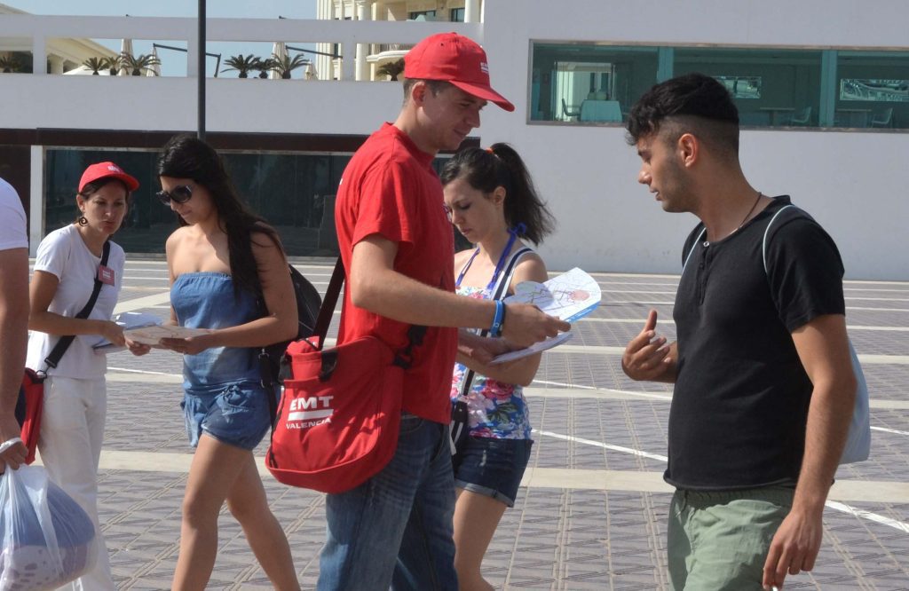 Imagen de trabajadores de EMT repartiendo planos de las lineas de la EMT de Valencia