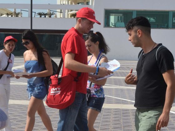 Imagen de trabajadores de EMT repartiendo planos de las lineas de la EMT de Valencia