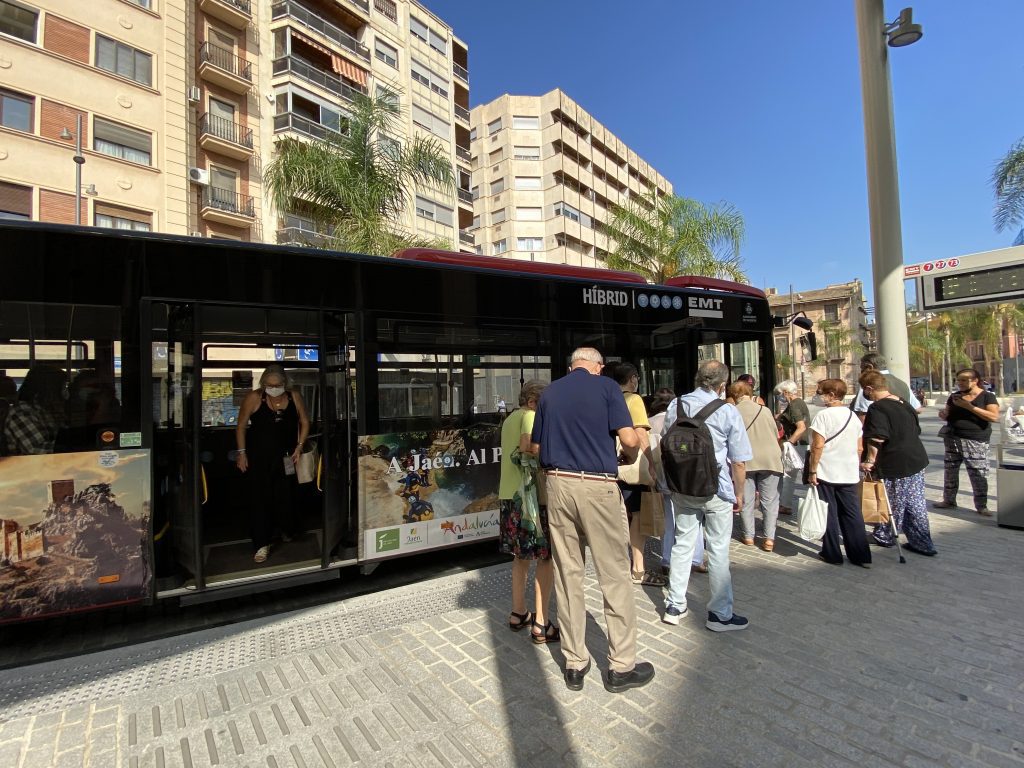 Imagen de usuarios subiendo a un autobús linea de EMT