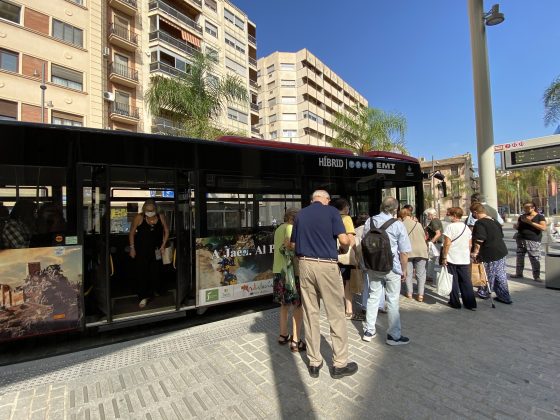 Imagen de usuarios subiendo a un autobús híbrido linea de EMT