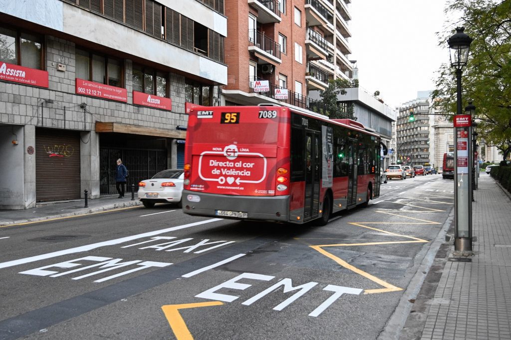 Imagen del doble carril habilitado para la circulación de autobuses de EMT y taxi