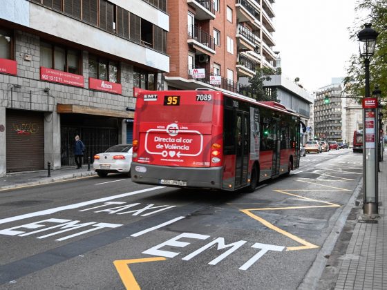 Imagen del doble carril habilitado para la circulación de autobuses de EMT y taxi
