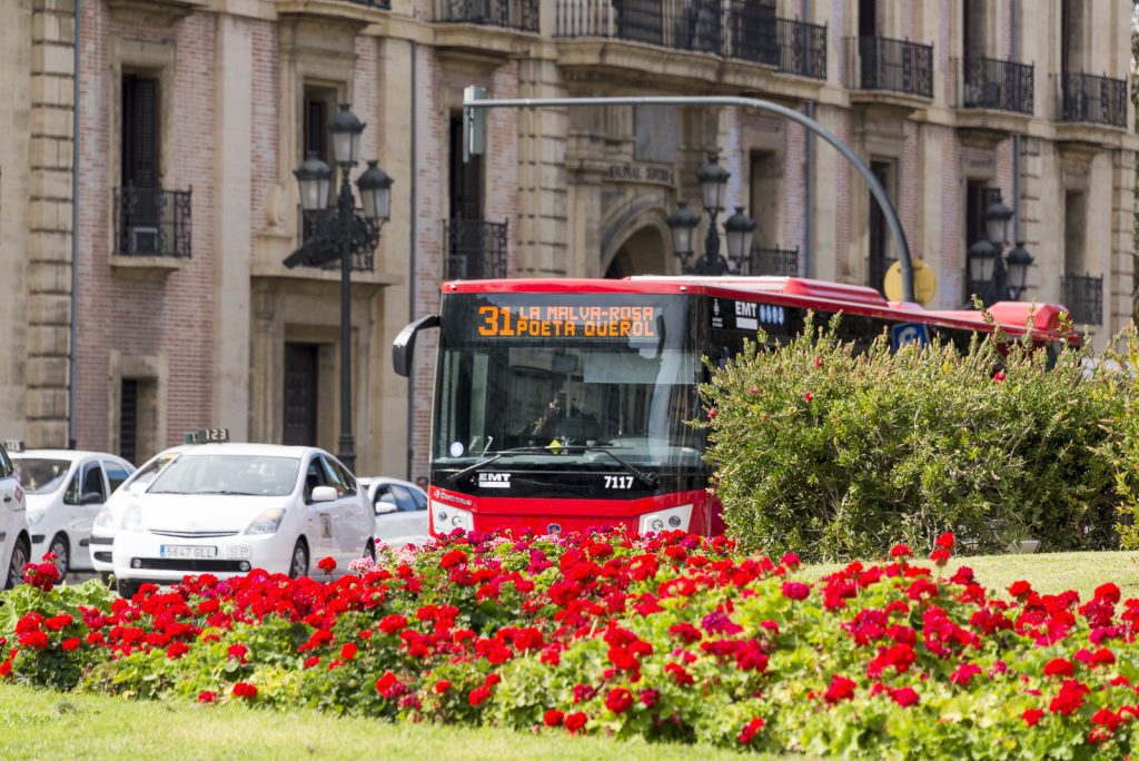 Imagen de un autobús de la linea 31 recorriendo el centro de la ciudad
