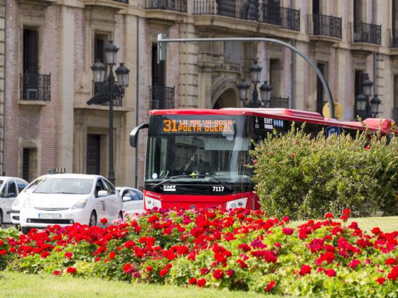 Imagen de un autobús de la linea 31 recorriendo el centro de la ciudad