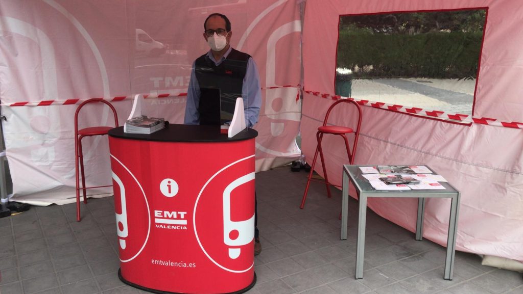 Imagen de un trabajador en un punto de información de la EMT