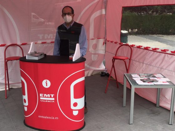 Imagen de un trabajador en un punto de información de la EMT