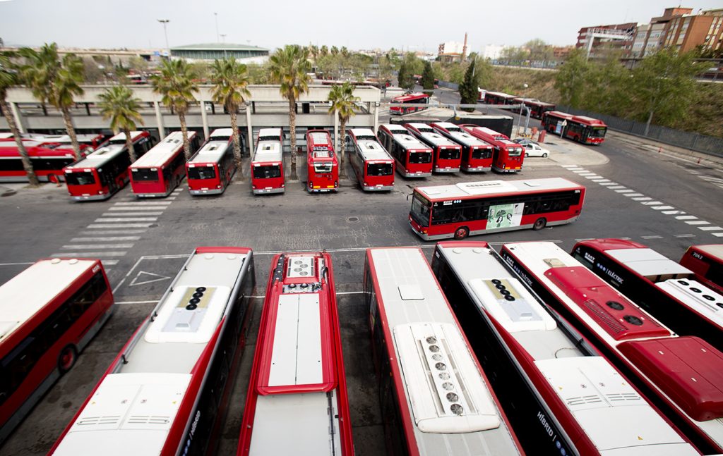 Imagen flota de autobuses en las cocheras de EMT