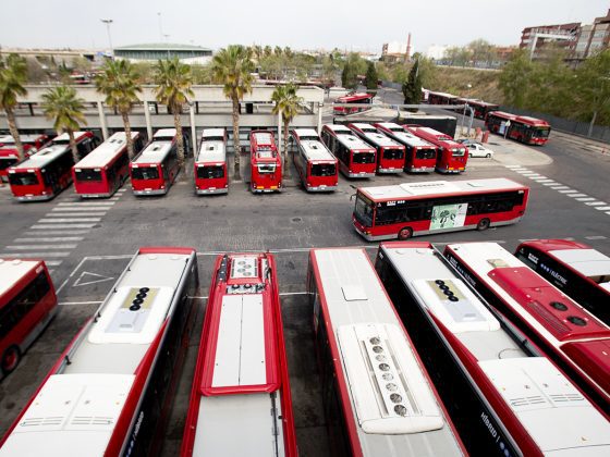 Imagen flota de autobuses en las cocheras de EMT