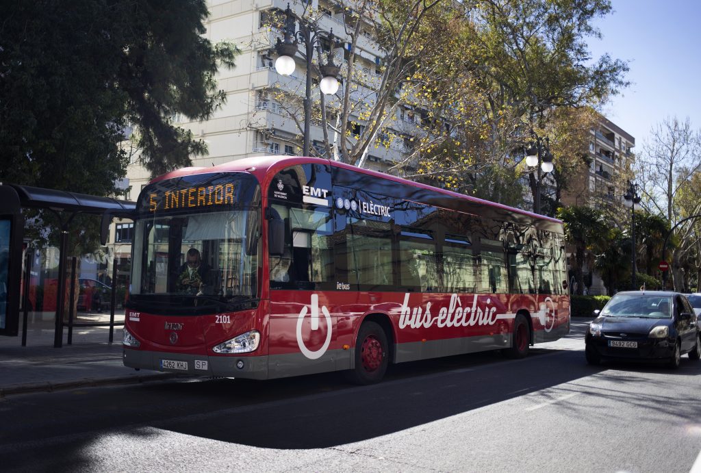 Imagen de un autobús eléctrico circulando por la ciudad de Valencia