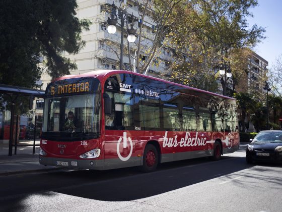 Imagen de un autobús eléctrico circulando por la ciudad de Valencia