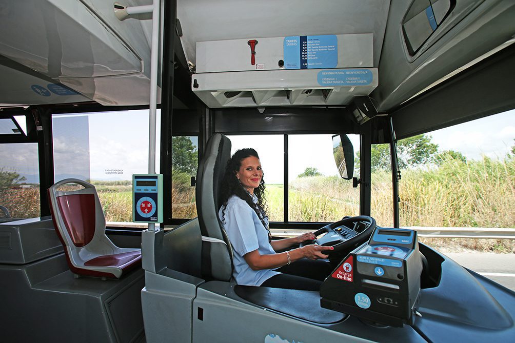 Imagen de una mujer sonriente conductora de autobús