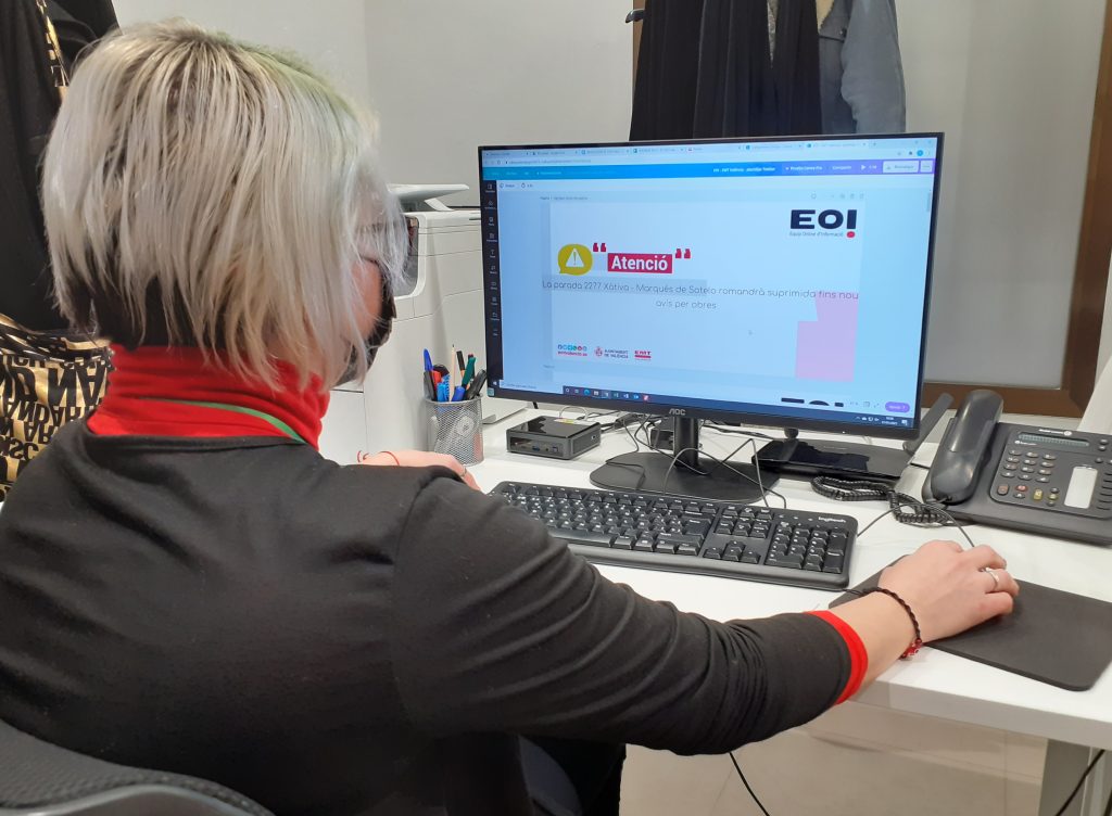 Imagen de una trabajadora del equipo online de información de EMT trabajando delante de su ordenador