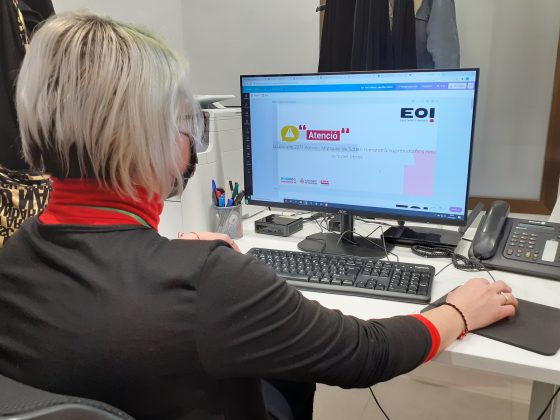 Imagen de una trabajadora del equipo online de información de EMT trabajando delante de su ordenador