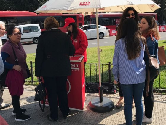Imagen de un puesto de información de la EMT y varias personas a su alrededor