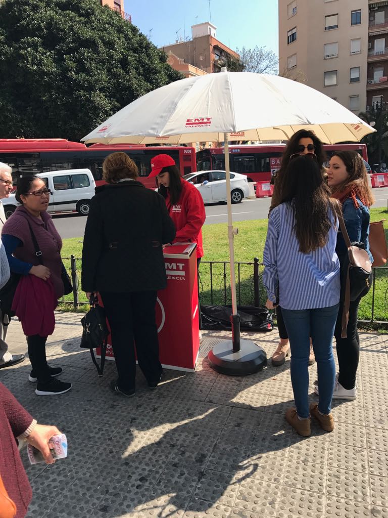 Imagen de un puesto de información de la EMT y varias personas a su alrededor
