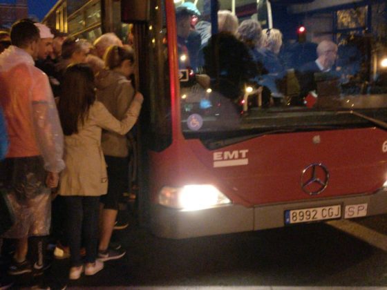 Imagen de pasajeros subiendo a un autobús de la linea 95