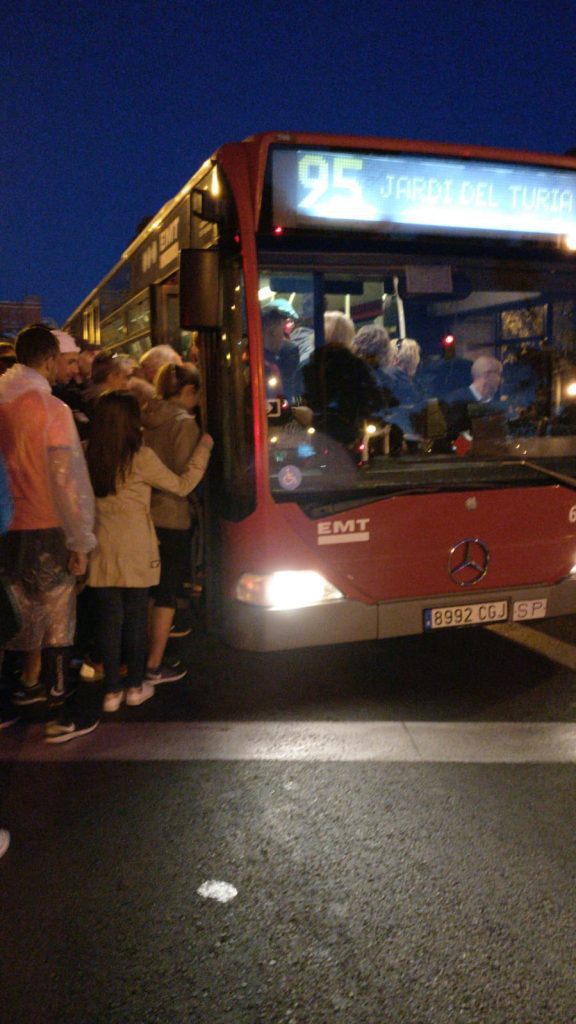Imagen de pasajeros subiendo a un autobús de la linea 95