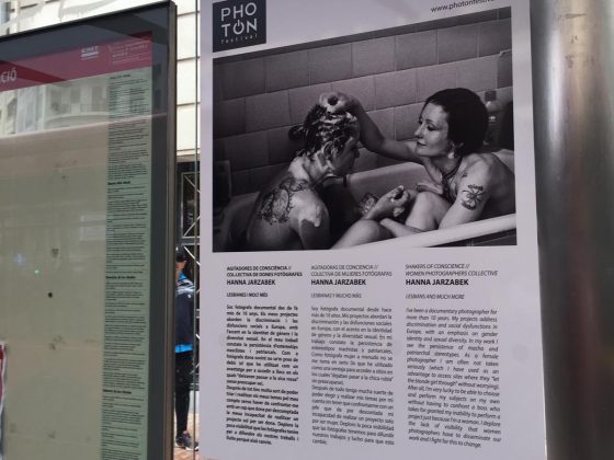 Imagen de una marquesina con un cartel de la 9º edición del festival internacional de fotoperiodismo