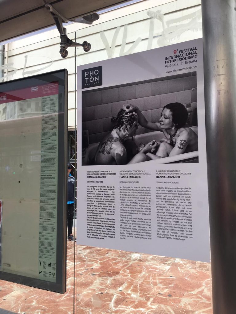 Imagen de una marquesina con un cartel de la 9º edición del festival internacional de fotoperiodismo
