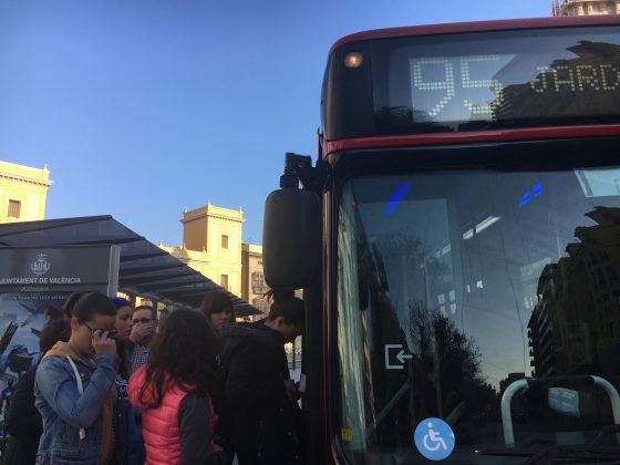 Imagen de usuarios accediendo al interior de un autobús de la linea 95