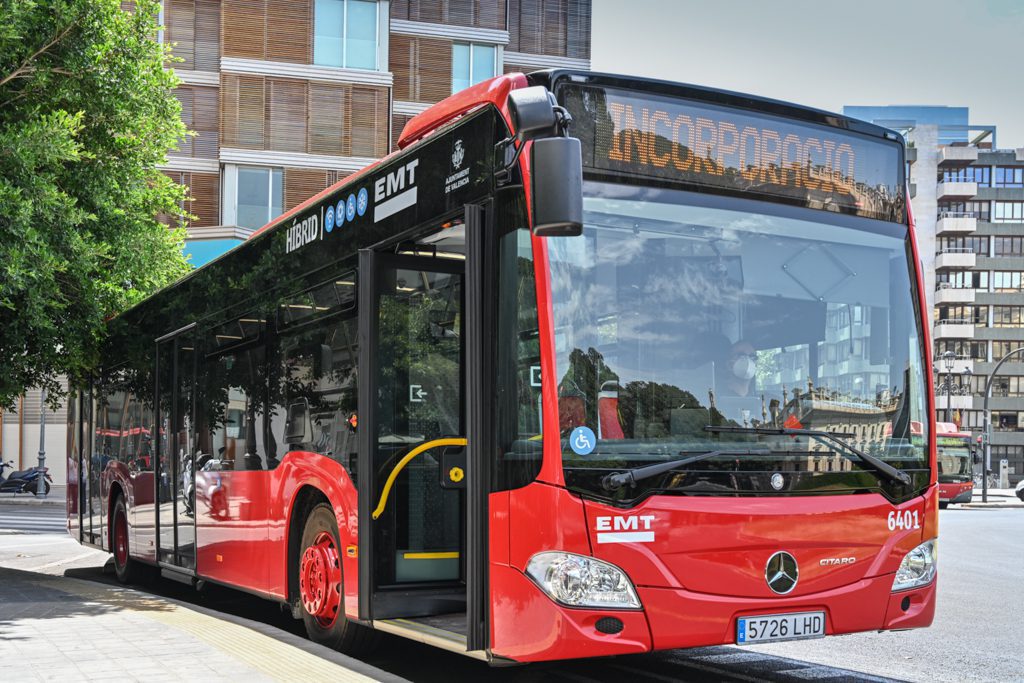 Imagen de un nuevo autobús incorporándose a la nueva flota de EMT