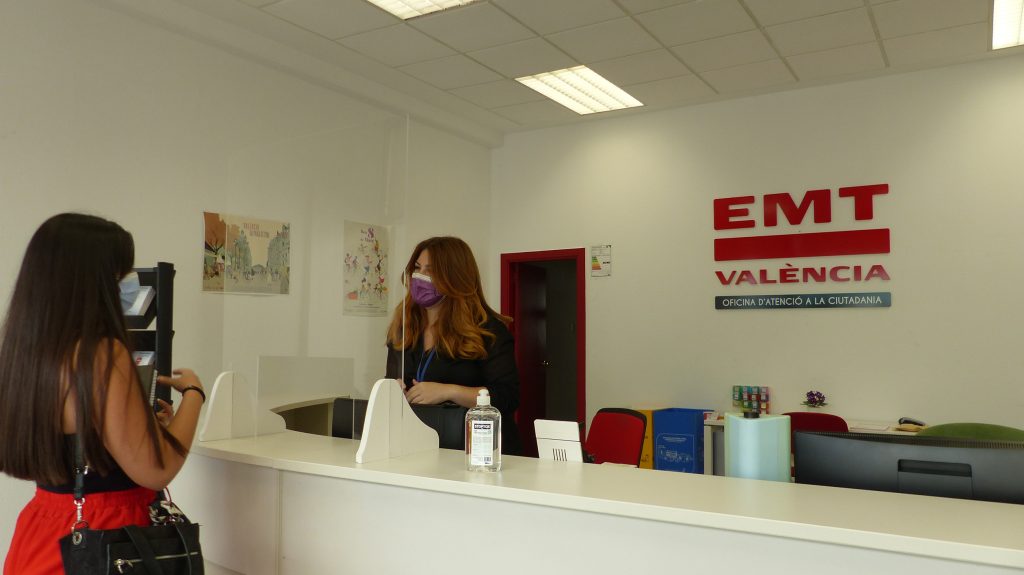 Imagen de la oficina de atención a la ciudadanía donde una trabajadora atienda a una clienta