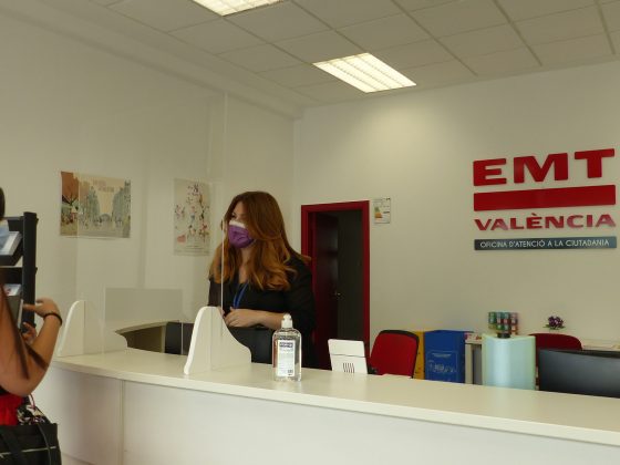 Imagen de la oficina de atención a la ciudadanía donde una trabajadora atienda a una clienta