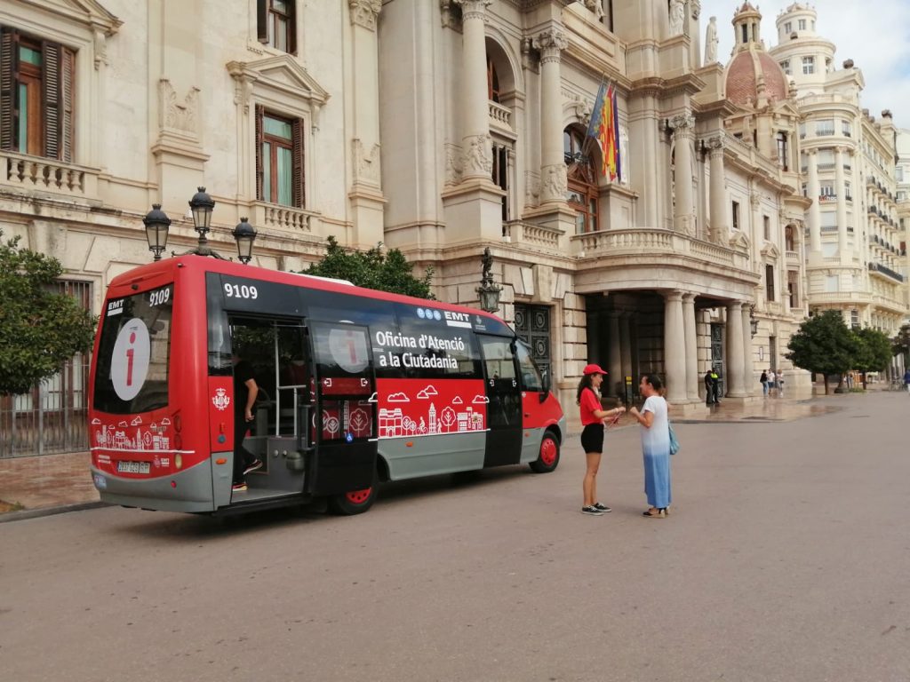 Imagen del autobús móvil que funciona como Oficina de atención a la ciudadania.