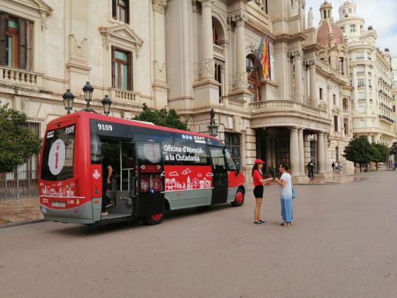 Imagen del autobús móvil que funciona como Oficina de atención a la ciudadania.