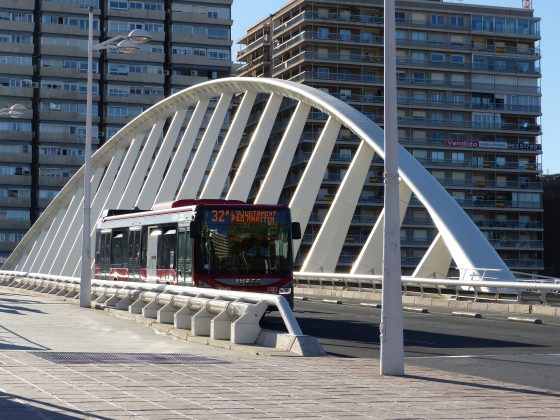Imagen de un autobús de la linea 32 circulando por el centro de Valencia