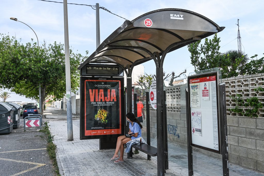 Imagen de los paneles informativos en la parada de El Perellonet