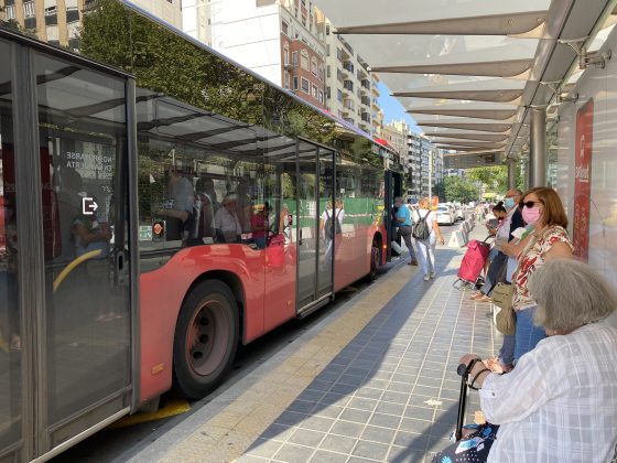 Imagen de usuarios de la linea EMT